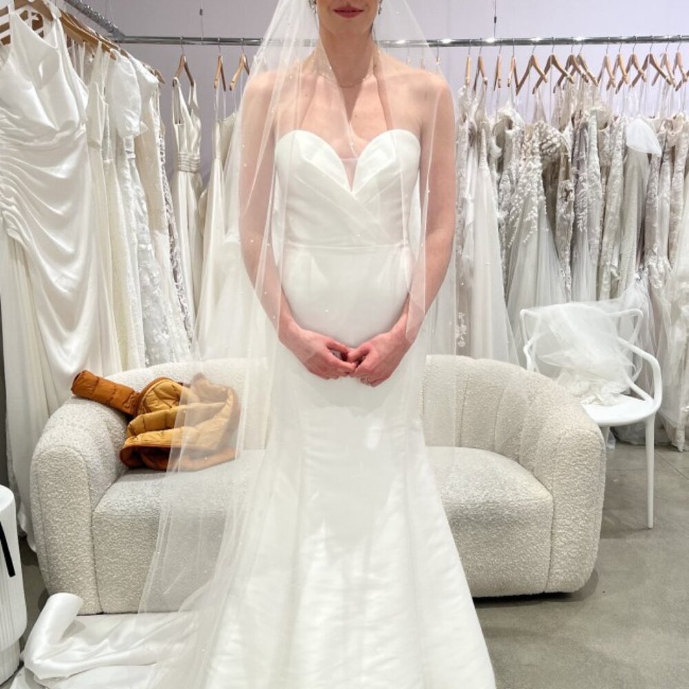 Luxe Privee (Nadia) Wedding Dress, Ivory, Size 8